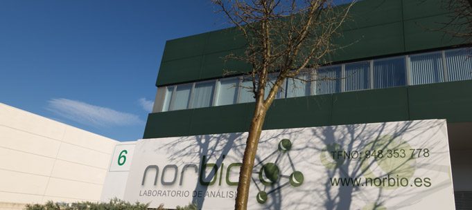 Fachada de Norbio Analítica con el logotipo y el teléfono